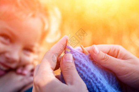 年轻女用天然羊毛编织的丝绒蓝帽做织物图片