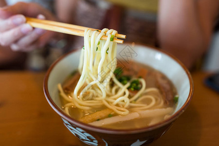 餐厅里日本拉面的特写图片