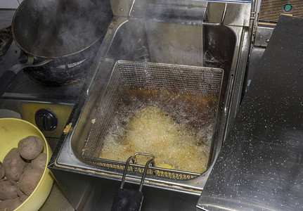 土豆薯油炸薯条加沸油构想快餐厅图片