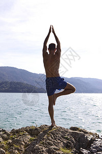 早上练瑜伽的男人图片