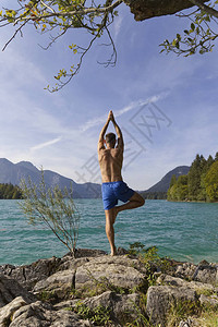 湖边的瑜伽图图片