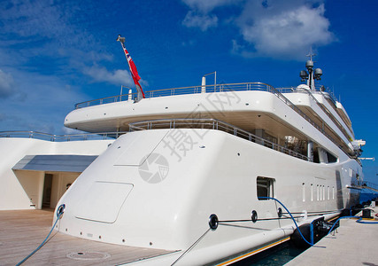 热带港口的豪华白色游艇图片