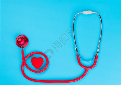 医疗设备蓝色背景的红色听诊器世界健康图片