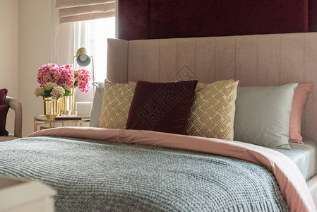 带有床上枕头的经典卧室风格室内设计装饰概图片