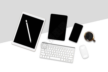 办公桌与笔记本电脑数字平板电脑手机和配件的平躺照片现代背景上桌面办图片