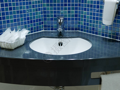 水龙头或水龙头水槽浴室正面图片