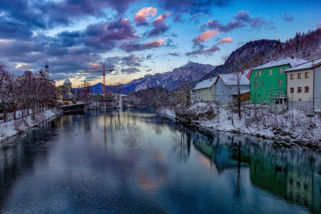 冬天的河景和村庄图片