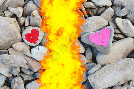在一块石头上涂满口红的粉红色心脏爱情结束和两个人分手并离婚的标志象图片