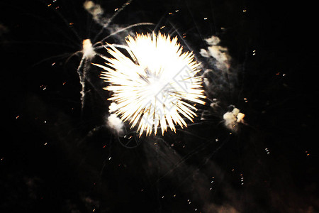 烟花背景焰火新年和圣诞节期间夜空中明亮的白色和图片