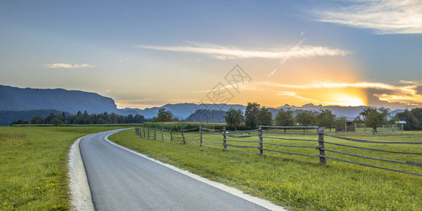 穿越斯洛文尼亚农村地貌的二级公路图片
