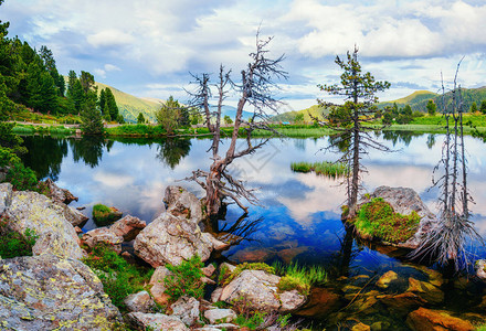 高山之间的山湖意图片