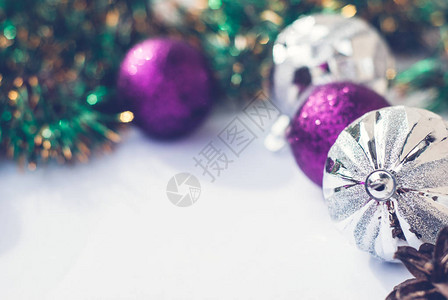 圣诞树紫色和银质装饰品白图片