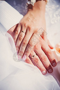 新娘和新郎与结婚戒指关闭图片