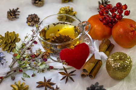 热黑茶圣诞装饰品茶和干药草图片