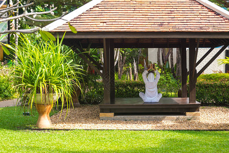 在泰国做瑜伽的女在图片
