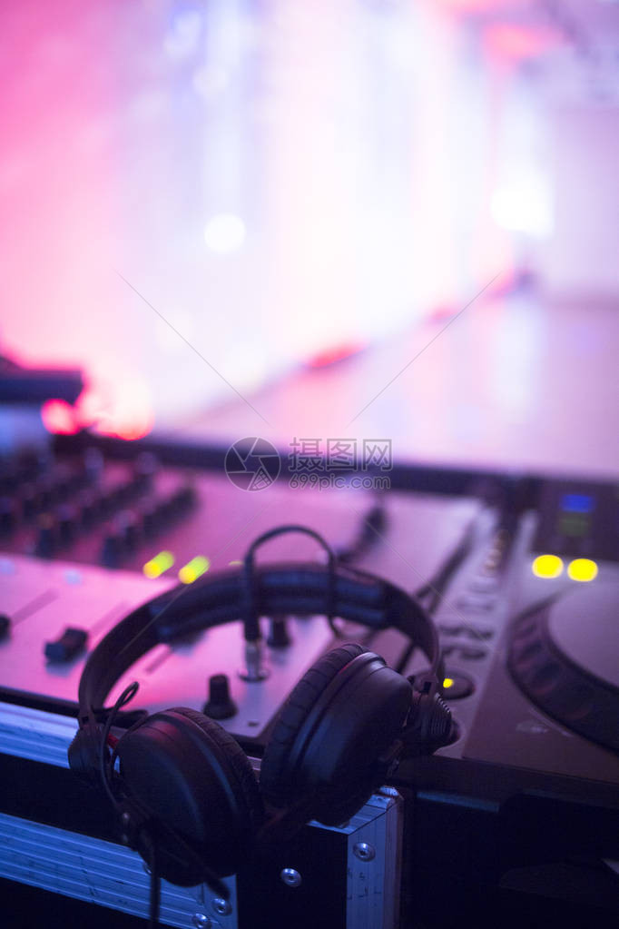 DJ节目主持人在婚礼接待派对迪斯科舞厅中使用彩色迪斯科舞厅灯光图片