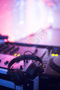 DJ节目主持人在婚礼接待派对迪斯科舞厅中使用彩色迪斯科舞厅灯光背景图片