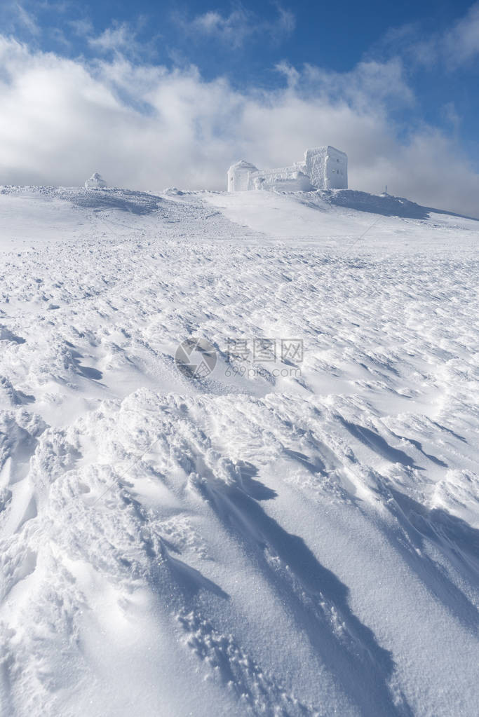 在山峰的白霜中的天文台暴风雪后的霜冻冰雪覆盖阳图片