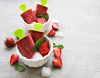 自制草莓冰淇淋和桌上的新鲜草莓图片