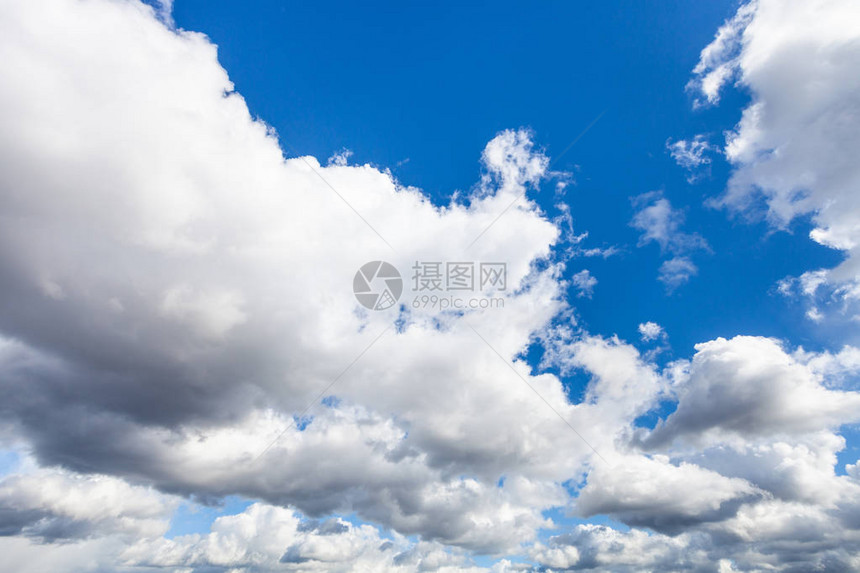 深蓝色天空中的低积聚云层前图片