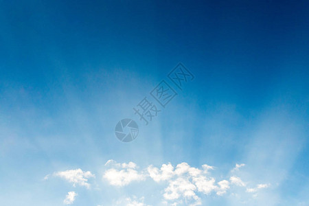 蓝天cloudscape和白云背景与阳光和积云图片