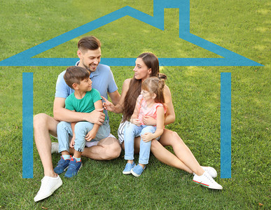 保险概念在户外草地上生活幸福的家庭周图片