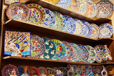 传统土耳其彩色陶瓷盘子碗杯子图片