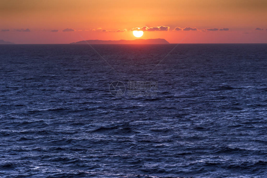 日落时的地平线海与孤岛隔绝希腊群岛之间的海景日图片