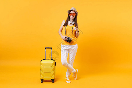身穿夏季休闲服的旅行者旅游女背景图片