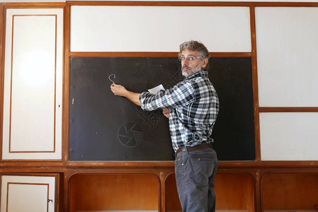 教室里的老师在黑板上写字图片