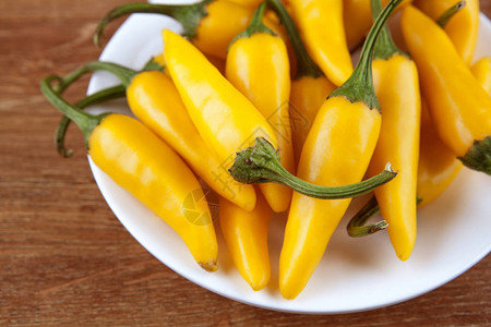 黄鲜辣椒的果实在白色背景图片