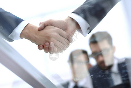 握手在办公室的企业同事图片