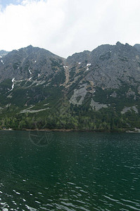 湖水之上的山景图片
