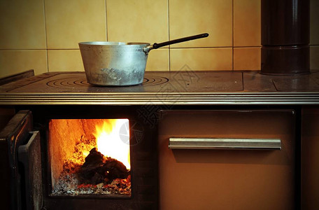 山区家庭厨房的烧柴炉灶具图片