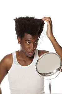 年轻的非洲美国人调整头发在白色背景上调图片