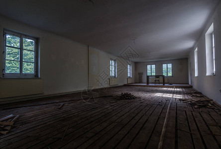 废弃修道院的大空房间图片