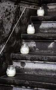 楼梯上的蜡烛灯光图片