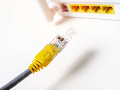 在白色无线互联网上连接的近距离黄色电子网电缆WIFI路由器网络枢纽图片