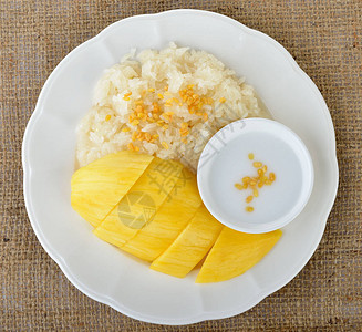 芒果糯米饭和椰奶图片