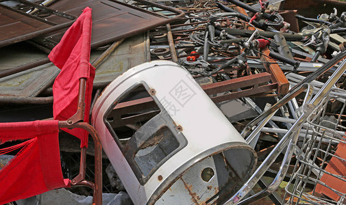 市政废铁材料倾倒在回收器中收集图片