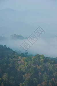 清晨秋雾中美丽的山岳风景图片