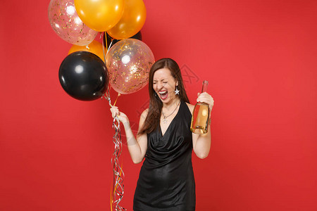 欢呼庆祝盛装香槟气球隔绝在红色背景上图片