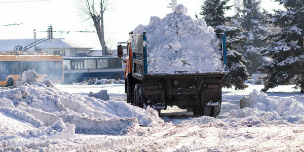 除雪机清理街道上的积雪图片