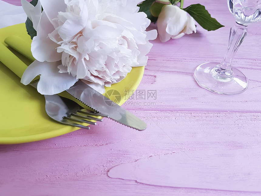 粉红色木形背景的花朵面板叉子图片