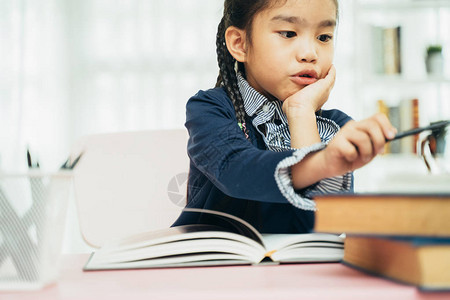 亚洲小学生在家学习作业图片