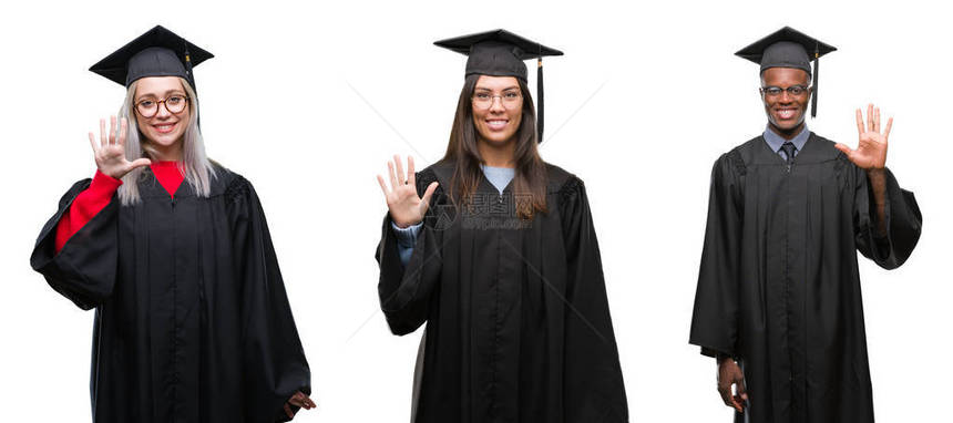 一群穿着大学毕业制服的年轻学生在孤立的背景下展示并用五号手指向上方图片