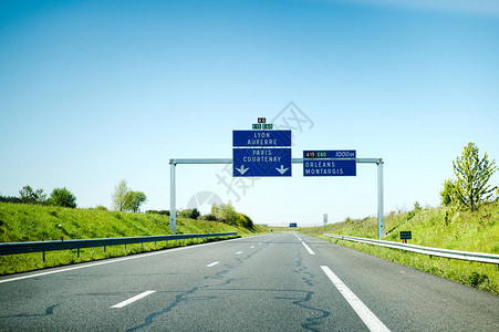 通往里昂巴黎欧塞尔考特尼奥尔良蒙塔吉斯的空荡的法国高速公路自动路线图片