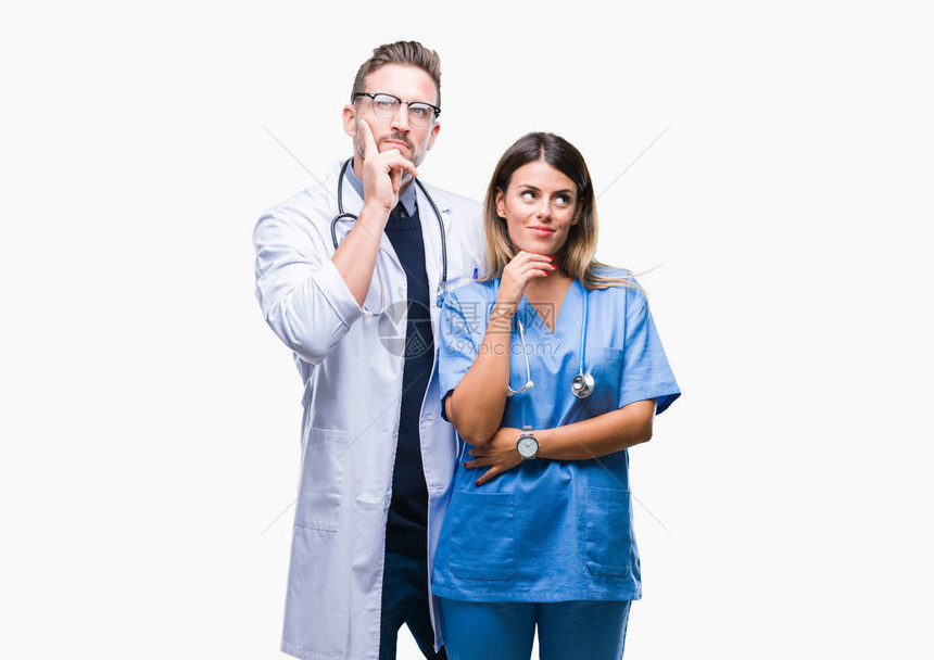 一对年轻的医生和外科医生在孤立的背景下用手托着下巴思考问题图片