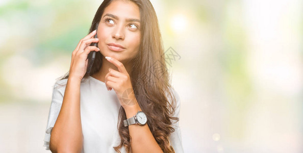 年轻漂亮的阿拉伯女人在电话里交谈背景图片