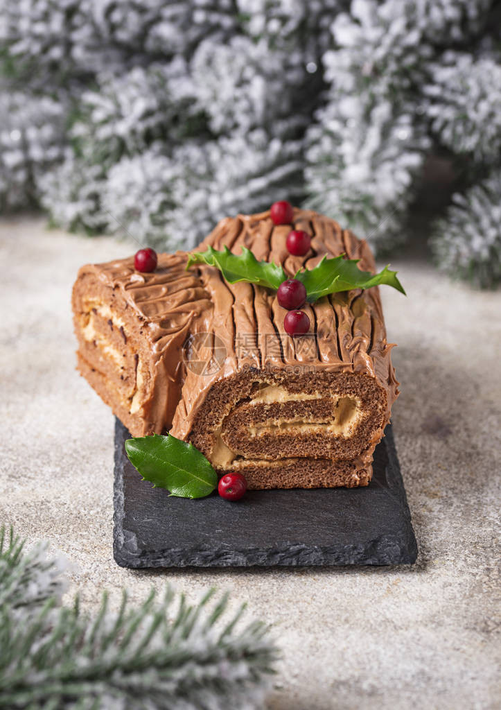 在节日背景上传统巧克力甜点圣诞图片